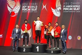Quàng Thi Thu Nghia sur la plus haute marche du podium de la catégorie des 75 kg femmes aux 20es Championnats du monde de pencak silat. L'équipe vietnamienne de pencak silat veut dominer les 33e Jeux d'Asie du Sud-Est qui se tiendront plus tard cette année en Thaïlande. Photo baosonla.vn