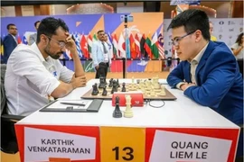 Le grand maître vietnamien Lê Quang Liêm tient tête à l’Indien Karthik Venkataraman lors de la première rencontre de la 4e ronde de la Coupe du monde d’échecs FIDE. Photo : FIDE