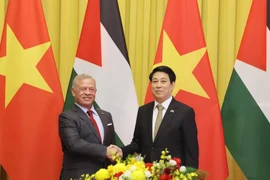Le président Luong Cuong (à droite) et le roi Abdallah II Ibn Al-Hussein de Jordanie, à Hanoi, le 12 novembre. Photo : VNA