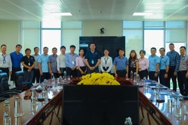 Des représentants d’ACV et d’Orbis, le seul hôpital ophtalmologique volant au monde, lors d’une visite de travail à l’aéroport international de Dà Nang. Photo : ACV