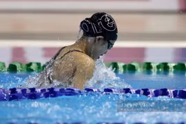 Nguyên Thuy Hiên a remporté deux médailles d’or et établi deux records lors des 47e Championnats aquatiques par groupes d’âge d’Asie du Sud-Est, le 25 juin à Singapour. Photo : Thê thao Viêt Nam