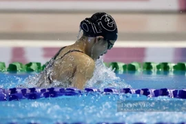 Nguyên Thuy Hiên a remporté deux médailles d’or et établi deux records lors des 47e Championnats aquatiques par groupes d’âge d’Asie du Sud-Est, le 25 juin à Singapour. Photo : Thê thao Viêt Nam