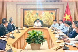 Le vice-Premier ministre Nguyên Chi Dung (centre) lors de la séance de travail, à Hanoï le 30 juillet. Photo : VNA