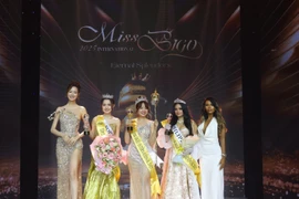 Trân Mai Thuy Vy (centre) et ses deux dauphines, entourées de deux membres du jury du concours de beauté Miss Bigo 2025. Photo : baotintuc.vn