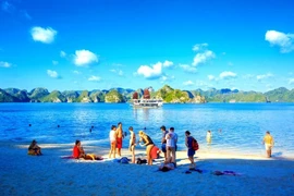 Touristes à Ha Long. De plus en plus de touristes internationaux choisissent le Vietnam comme destination de vacances préférée. Photo : Asiaplus Voyage