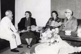 Le président Hô Chi Minh accueille Loseby, sa femme et sa fille à Hanoï en 1960. Photo d'archives : Musée Hô Chi Minh