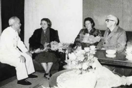 Le président Hô Chi Minh accueille Loseby, sa femme et sa fille à Hanoï en 1960. Photo d'archives : Musée Hô Chi Minh