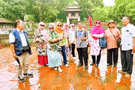 Touristes halal visitant le Temple de la Littérature, à Hanoi