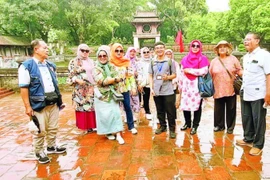Touristes halal visitant le Temple de la Littérature, à Hanoi