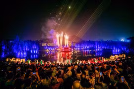 Le spectacle vivant "Tinh hoa Bac Bô" (La quintessence du Tonkin) présente les pratiques rizicoles du delta du fleuve Rouge, berceau de la civilisation de la riziculture irriguée du Vietnam. Photo: SGGP
