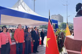 Cérémonie de dépôt de gerbe devant le mémorial du président Hô Chi Minh, à Caracas, au Venezuela. Photo : VNA
