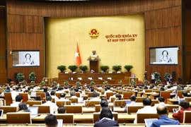 Les députés écoutent le rapport demandant à l’Assemblée nationale d’approuver la résolution sur la réorganisation des unités administratives provinciales et le rapport de vérification. Photo : VNA