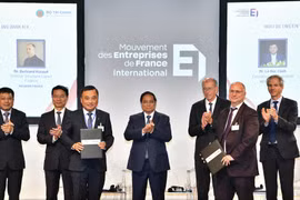 Signature des protocoles d’accord entre Vietnam Airlines et la banque ING, le 11 juin à Paris. Photo: VNA