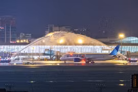Un avion de United Airlines accueilli par un salut à l’eau à l’aéroport international de Tân Son Nhât, à Hô Chi Minh-Ville. Photo : tcdulichtphcm.vn
