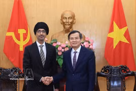 Le directeur de l’Académie nationale de politique Hô Chi Minh, Doàn Minh Huân, serre la main de l’ambassadeur de Singapour au Vietnam, Rajpal Singh. Photo : VNA
