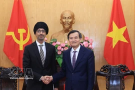 Le directeur de l’Académie nationale de politique Hô Chi Minh, Doàn Minh Huân, serre la main de l’ambassadeur de Singapour au Vietnam, Rajpal Singh. Photo : VNA