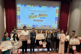 L’ambassadeur Pham Viêt Hung, des représentants du comité d’organisation et des juges, et les lauréats du concours « Mon Histoire du Vietnam ». Photo : VNA