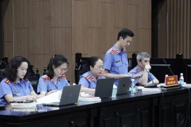 Le représentant du parquet présente l'acte d'accusation lors du procès, le 1er avril 2026. Photo: VNA