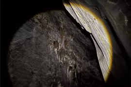 Formations de stalactites à l'intérieur de la grotte. Photo : Comité de gestion de la forêt à usage spécial de Nam Quang Tri