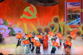 Une représentation dans le cadre du programme politico-artistique intitulé « Duong lên phia truoc » (La voie à suivre), à Hanoi, le 4 février. Photo : VNA