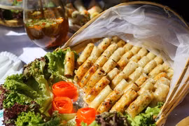 Croustillant à l’extérieur, savoureux à l’intérieur : le nem, rouleau frit emblématique du Vietnam, incarne à lui seul la richesse et la convivialité de sa gastronomie. Photo : VNA