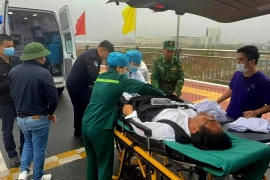 Les gardes-frontières vietnamiens et chinois coordonnent leurs efforts pour ouvrir une voie verte pour les ambulances transportant des patients chinois. Photo : VNA