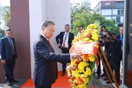 Le secrétaire général Tô Lâm dépose une gerbe au Monument de l’Indépendance, au Mémorial du roi Norodom Sihanouk, à Phnom Penh, le 6 février. Photo: VNA