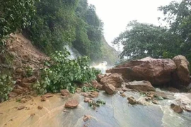 Il pleut à Lai Châu depuis plusieurs jours, et des glissements de terrain ont commencé à se produire. Photo : Police de la province de Lai Châu