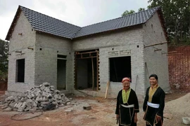 La joie de la famille de Mme Dang Thi Hà, de l’ethnie Dao, de la commune de Ngoc My, district de Vo Nhai, province de Thai Nguyen, d’avoir un nouveau logement grâce au soutien financier du gouvernement et de la communauté. Photo : VNA