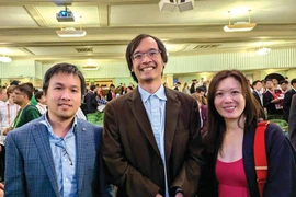 Le Dr. Luong Minh Thang, entouré du mathématicien australien Terence Tao (centre) et de son épouse, Wendy Uyên Nguyên (droite). Photo : CTV