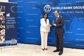 La vice-présidente du Groupe de la Banque mondiale pour les Ressources humaines, Radi Anguelova, remet le titre à l’ambassadeur du Vietnam aux États-Unis, Nguyên Quôc Dung. Photo : VNA