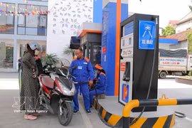 Dans une station-service de Petrolimex. La généralisation de l’E10 s’inscrit dans la stratégie nationale de transition énergétique visant à réduire les émissions de gaz à effet de serre. Photo : VNA