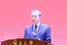 Le secrétaire général du Comité central du Parti communiste du Vietnam (PCV) et président de la République, Tô Lâm s'exprime lors de sa visite du site historique de l’école Yucai de Nanning, dans le Guangxi. Photo: VNA