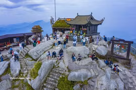 La fameuse pagode de bronze au sommet du mont Yên Tu, à plus de 1.000 m d'altitude. Photo : VNA
