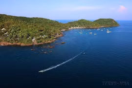 Phu Quôc se développe en un centre de services et d’écotourisme de haute qualité, une destination touristique balnéaire et insulaire de niveau national et international. Photo : VNA