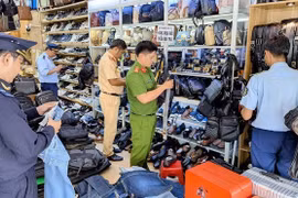 L'équipe interdisciplinaire de la province de An Giang a inspecté, découvert et saisi une grande quantité de marchandises d'origine inconnue dans un magasin du centre de la ville de Long Xuyên. Photo: VNA
