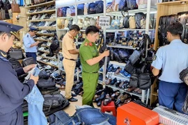 L'équipe interdisciplinaire de la province de An Giang a inspecté, découvert et saisi une grande quantité de marchandises d'origine inconnue dans un magasin du centre de la ville de Long Xuyên. Photo: VNA