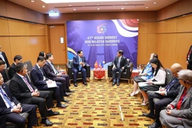 Le Premier ministre Pham Minh Chinh (à gauche) rencontre le président philippin Ferdinand Romualdez Marcos Jr en marge du 47e Sommet de l'ASEAN et des sommets connexes à Kuala Lumpur, en Malaisie, le 27 octobre 2025. Photo : VNA