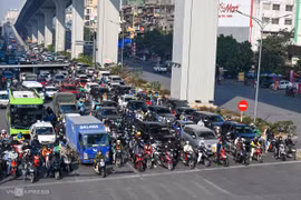 Des voitures et motos attendent aux feux rouges sur la rue Kim Liên, à Hanoi, le 13 janvier. VnExpress