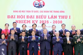 Le secrétaire général du Parti, Tô Lâm et le Premier ministre Pham Minh Chinh participent au premier Congrès du Comité du Parti du Front de la Patrie du Vietnam (FPV) et des organisations centrales de masse pour le mandat 2025-2030. Photo : VNA