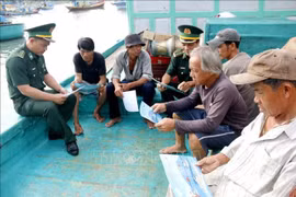 Le poste de garde-frontière de Thanh Hai sensibilise ldes pêcheurs à la lutte contre la pêche INN. Photo : VNA