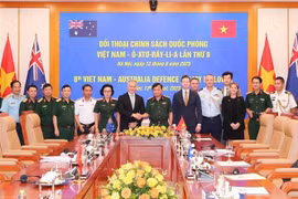 Le vice-ministre vietnamien de la Défense, Hoàng Xuân Chiên, et le secrétaire général adjoint australien de la Défense chargé de la stratégie, de la politique et de l’industrie de défense, Hugh Jeffrey, et les délégués lors du 8e Dialogue sur la politique de défense Vietnam-Australie, à Hanoi, le 12 août. Photo : VNA