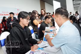 Des étudiants s'entretiennent avec des représentants d'entreprises pour explorer des opportunités d'emploi lors du Salon de l'emploi 2026, organisé par le Centre de services pour l'emploi des jeunes de Hô Chi Minh-Ville en collaboration avec le collège Van Lang Saigon. Photo : VNA