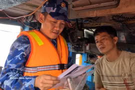 Un groupe de travail du commandement de la région 2 des garde-côtes contrôle les permis de pêche et les systèmes de surveillance des navires, tout en sensibilisant les pêcheurs au respect de la réglementation visant à lutter contre la pêche INN. Photo : VNA