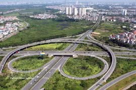 Les infrastructures de transport et de logistique interrégionales sont fondamentales pour renforcer les liens et promouvoir la gestion efficace de l'espace de développement unifié et des ressources nationales. Photo d’illustration : VNA