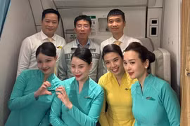 Le professeur Mai Duy Tôn (en chemise grise, au centre de la photo) pose avec l’équipage du vol VN19 le 4 mai. Photo: VnExpress