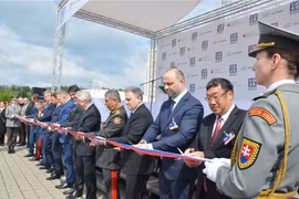 Les délégués coupent le ruban inaugural du Salon international de la défense et de la sécurité (IDEB 2026). Photo : ambassade du Vietnam en Slovaquie