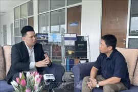 Collins Chong Yew Keat, analyste en affaires étrangères, en sécurité et en stratégie à l’Université de Malaya (Malaisie), au micro de la VNA. Photo: VNA