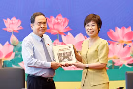Le président de l’Assemblée nationale, Trân Thanh Mân (à gauche) reçoit des mains de la directrice générale de la VNA, Vu Viêt Trang un livre photo en vietnamien et en anglais intitulé «Les 100 ans de la presse révolutionnaire vietnamienne (1925-2025). Photo : VNA