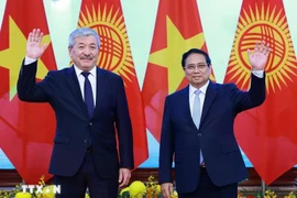 Le Premier ministre vietnamien Pham Minh Chinh (à droite) et son homologue kirghize Adylbek Kasymaliev. Photo : VNA